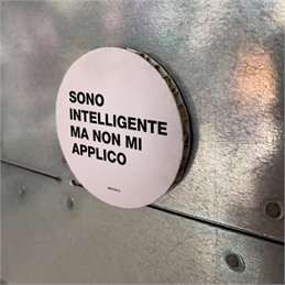 Calamita in cartone alveolare cerchio 6cm - Frasaccazzo - SONO INTELLIGENTE MA NON MI APPLICO