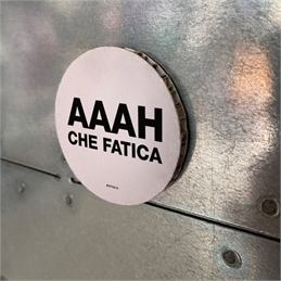 Calamita in cartone alveolare cerchio 6cm - Frasaccazzo - AAAH CHE FATICA