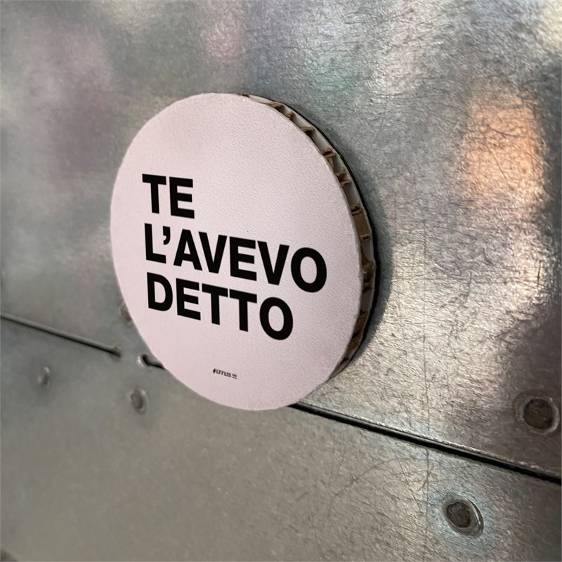Calamita in cartone alveolare cerchio 6cm - Frasaccazzo - TE L'AVEVO DETTO