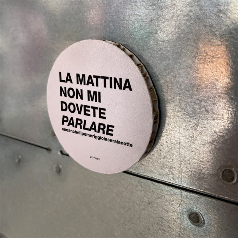 Calamita in cartone alveolare cerchio 6cm - Frasaccazzo - LA MATTINA NON MI DOVETE PARLARE Calamita in cartone alveolare cerchio 6cm - Frasaccazzo - LA MATTINA NON MI DOVETE PARLARE