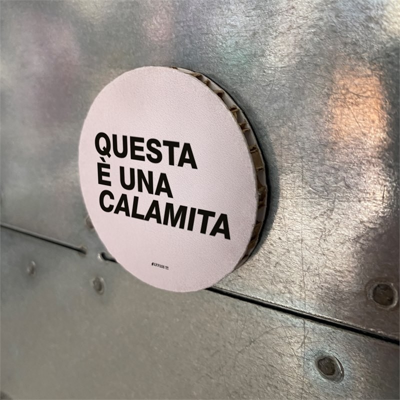 Calamita in cartone alveolare cerchio 6cm - Frasaccazzo - QUESTA È UNA CALAMITA Calamita in cartone alveolare cerchio 6cm - Frasaccazzo - QUESTA È UNA CALAMITA
