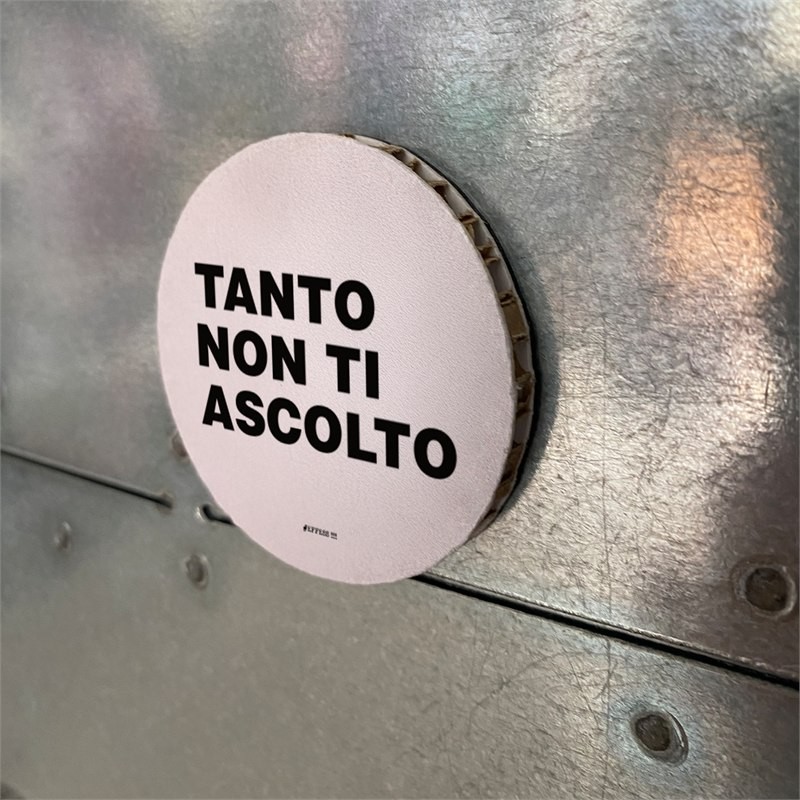Calamita in cartone alveolare cerchio 6cm - Frasaccazzo - TANTO NON TI ASCOLTO Calamita in cartone alveolare cerchio 6cm - Frasaccazzo - TANTO NON TI ASCOLTO
