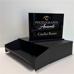 Targa-premio in plexiglass nero 21x15cm - con basetta