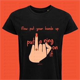 T-shirt put a ring on it nera