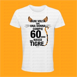 T-Shirt bianca 60 Anni - Ogni volta che una donna compie 60 anni nasce una tigre