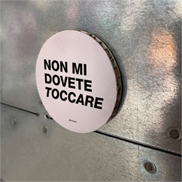 Calamita in cartone alveolare cerchio 6cm - Frasaccazzo - NON MI DOVETE TOCCARE